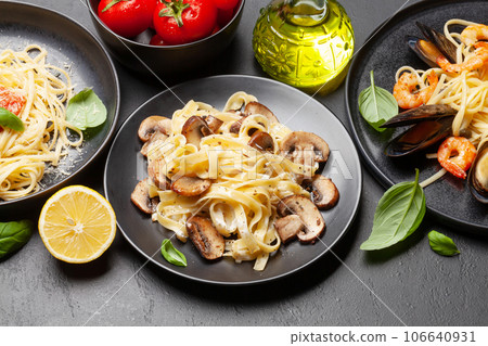 Various Italian pasta 106640931