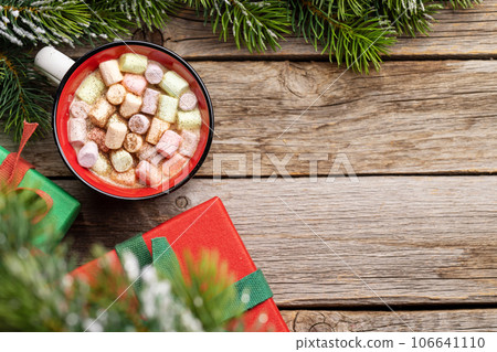 Cup with marshmallow and xmas gift boxes Cup with marshmallow and xmas gift boxes 106641110