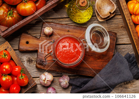 Rich homemade tomato sauce Rich homemade tomato sauce 106641126