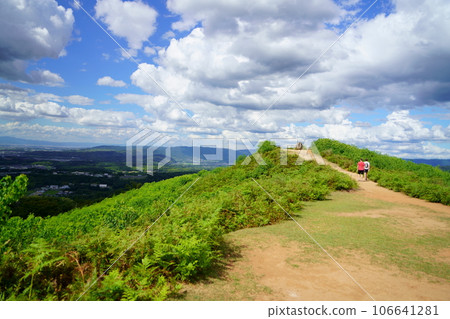 奈良若草山鶯塚古墳山頂景觀/夏末 奈良若草山鶯塚古墳山頂景觀/夏末 106641281