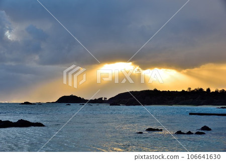 奄美大島的暴風雨和美麗的晨光染紅了天空 106641630