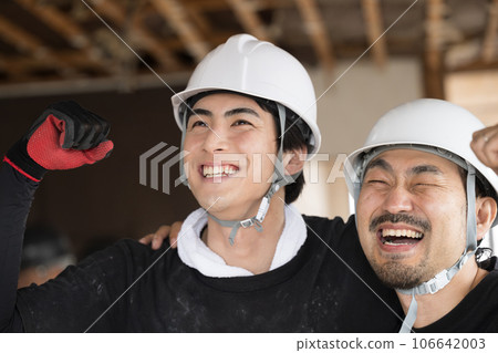 兩個人的特寫鏡頭，他們是非常好的朋友，很高興能肩並肩。 106642003