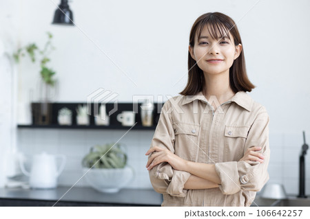 一個穿著工作服的女人站在廚房裡 106642257