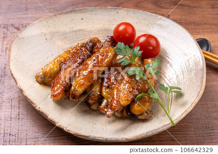 Stir-fried garlic ponzu butter in chicken wings Stir-fried garlic ponzu butter in chicken wings 106642329
