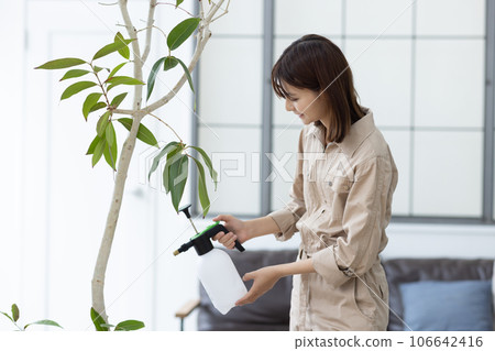 穿著工作服照顧植物的女人 106642416