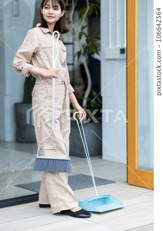 穿著工作服和清潔工具的女人 106642564