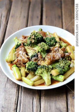 蠔油炒西蘭花、蘆筍和豬肉 106642588