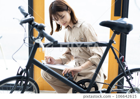 修理自行車的女工作人員 106642615