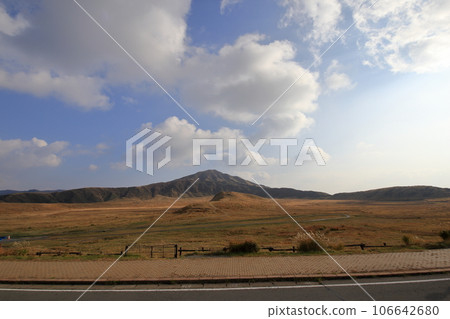 秋天的草千里濱風景(2021年11月/熊本縣阿蘇市) 秋天的草千里濱風景(2021年11月/熊本縣阿蘇市) 106642680