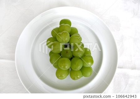 Grapes that make you want to eat them 106642943