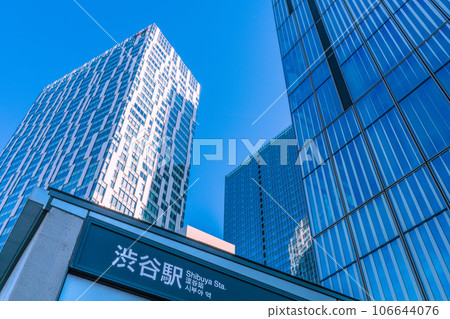 日本東京城市景觀，俯瞰澀谷站、澀谷溪流和澀谷櫻花舞台等建築 澀谷塔 106644076