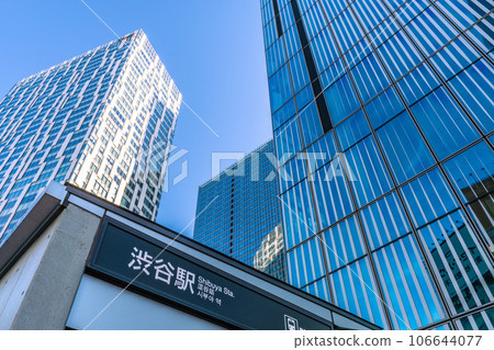 日本東京城市景觀，俯瞰澀谷站、澀谷溪流和澀谷櫻花舞台等建築 澀谷塔 106644077