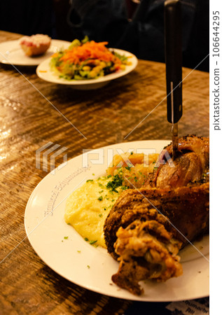 Schweinshaxe,德國傳統菜餚 Schweinshaxe,德國傳統菜餚 106644295