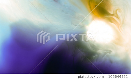 抽象的煙霧漂浮在黑暗中。有復制空間。 抽象的煙霧漂浮在黑暗中。有復制空間。 106644331