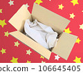 有紅色星形樣式背景的被打開的紙板箱 106645405