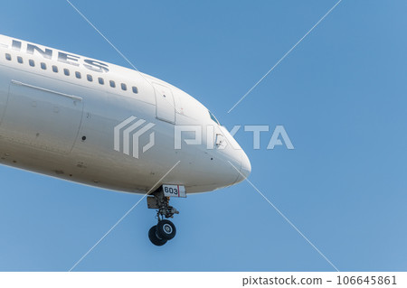 [JAL aircraft ready to land from the sky above Jonanjima Seaside Park] 106645861