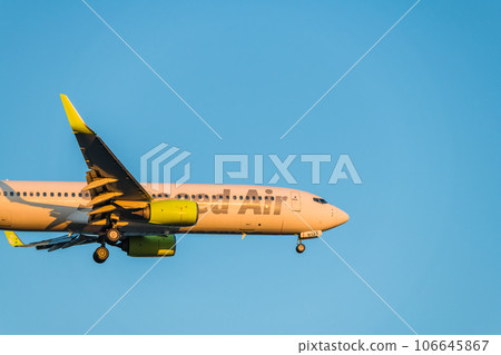 [黃昏時分，Solaseed Air 飛機準備從城南島海濱公園上空降落] 106645867