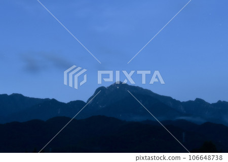 Hokuto Nagasaka Town, early morning sky, climbers aiming for the lighted sky 106648738