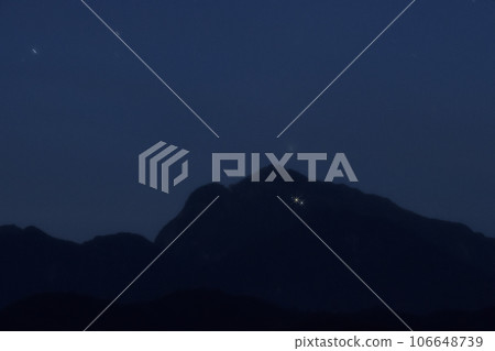 Hokuto Nagasaka Town, early morning sky, climbers aiming for the lighted sky 106648739