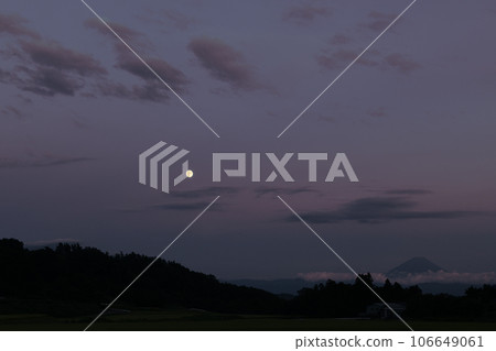 Nagasaka-cho, Hokuto City, Mt. Fuji above the clouds and the moon on the thirteenth night of August in the evening sky Nagasaka-cho, Hokuto City, Mt. Fuji above the clouds and the moon on the thirteenth night of August in the evening sky 106649061