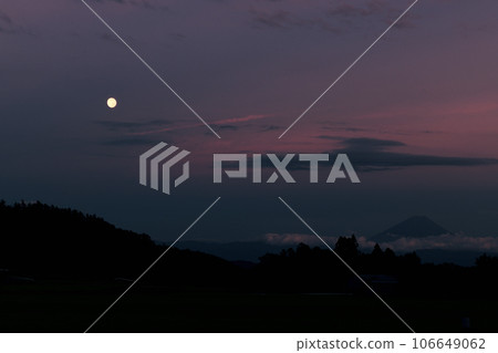 北斗市長坂町,八月十三夜的雲層和月亮之上的富士山在傍晚的天空中 北斗市長坂町,八月十三夜的雲層和月亮之上的富士山在傍晚的天空中 106649062