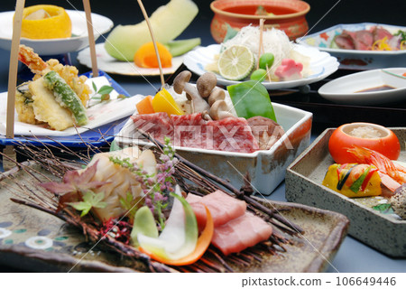 Kaiseki cuisine that comes out for dinner at a hot spring inn 106649446