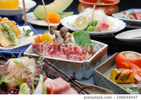 Kaiseki cuisine that comes out for dinner at a hot spring inn 106649447