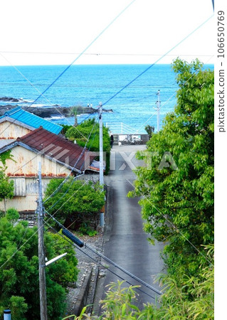 沿著鄉間小路行走,美麗的藍色大海就在眼前。 沿著鄉間小路行走,美麗的藍色大海就在眼前。 106650769