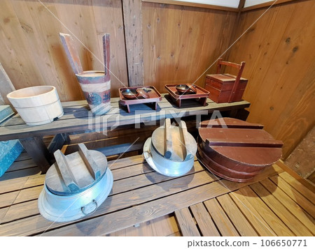 Old kitchen utensils, boxed meals, pots, ohitsu, etc. are displayed. 106650771