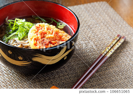 Toshikoshi soba and brown chopsticks Toshikoshi soba and brown chopsticks 106651065