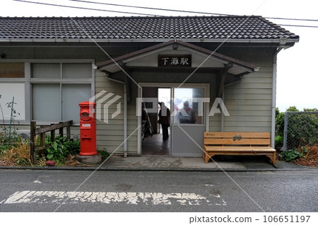 Shimonada Station on the Yosan Line with a view of the sea is sometimes foggy 106651197