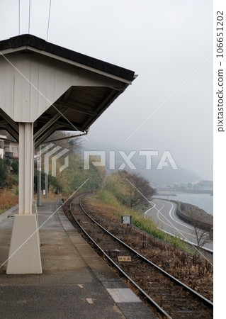 Shimonada Station on the Yosan Line with a view of the sea is sometimes foggy Shimonada Station on the Yosan Line with a view of the sea is sometimes foggy 106651202