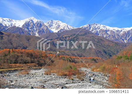 從白馬大橋眺望白馬三山的秋景 106651411