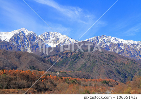 從白馬大橋眺望白馬三山的秋景 106651412