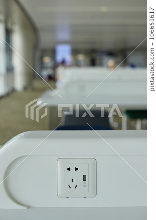 上海國際機場航站樓休息區充電口 106651617