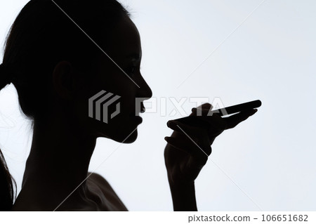 拿著智能手機的婦女的個人資料剪影 106651682