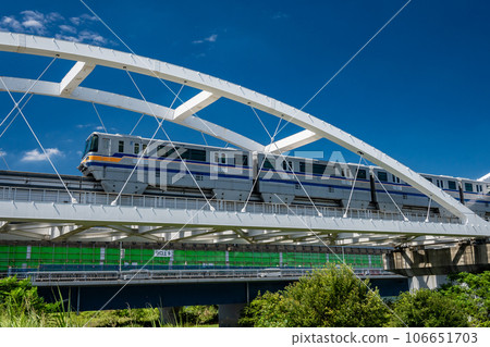 Monorail crossing the Yodogawa iron bridge Monorail crossing the Yodogawa iron bridge 106651703