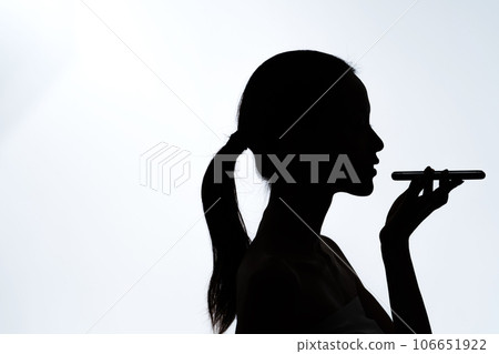 一個女人在智能手機上打字的剪影 106651922