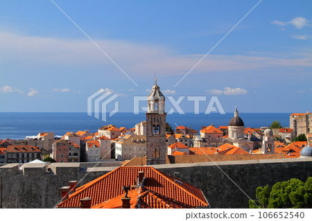 杜布羅夫尼克,克羅地亞的世界文化遺產,亞得里亞海的明珠,從Mount Srd索道上欣賞老城的尖塔和圓頂。 杜布羅夫尼克,克羅地亞的世界文化遺產,亞得里亞海的明珠,從Mount Srd索道上欣賞老城的尖塔和圓頂。 106652540