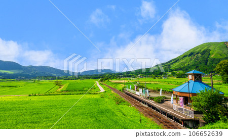 以阿蘇山脈為背景，陽光列車和南阿蘇水的發祥地白水高原站“南阿蘇鐵道全線開通” 106652639