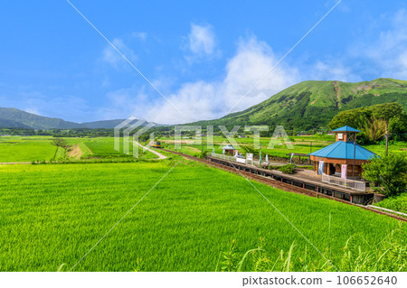 以阿蘇山脈為背景，陽光列車和南阿蘇水的發祥地白水高原站“南阿蘇鐵道全線開通” 106652640