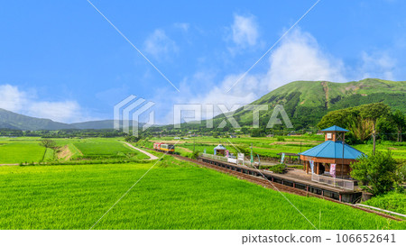 以阿蘇山脈為背景,陽光列車和南阿蘇水的發祥地白水高原站“南阿蘇鐵道全線開通” 以阿蘇山脈為背景,陽光列車和南阿蘇水的發祥地白水高原站“南阿蘇鐵道全線開通” 106652641