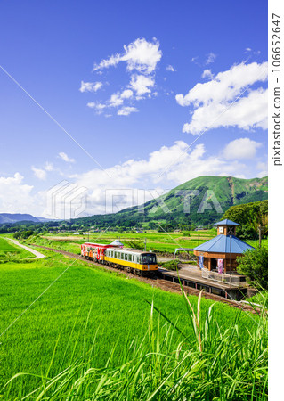 以阿蘇山脈為背景，陽光列車和南阿蘇水的發祥地白水高原站“南阿蘇鐵道全線開通” 106652647