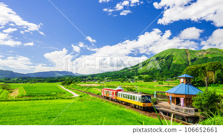 With the mountain range of Aso in the background, the tourist train Sunny Train and Minami Aso Water Village Hakusui Kogen Station "Minami Aso Railway, all lines open" 106652661