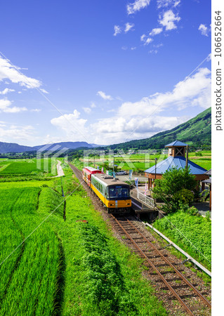 With the mountain range of Aso in the background, the tourist train Sunny Train and Minami Aso Water Village Hakusui Kogen Station "Minami Aso Railway, all lines open" 106652664