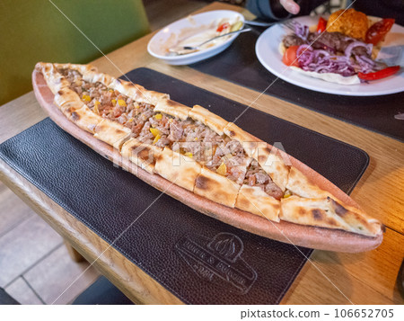 [烏克蘭] 首都基輔的一家土耳其餐廳供應一條又長又窄的魚餅。 106652705