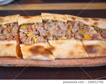 [Ukraine] Close-up of a long, thin pide served at a Turkish restaurant in the capital, Kyiv 106652706
