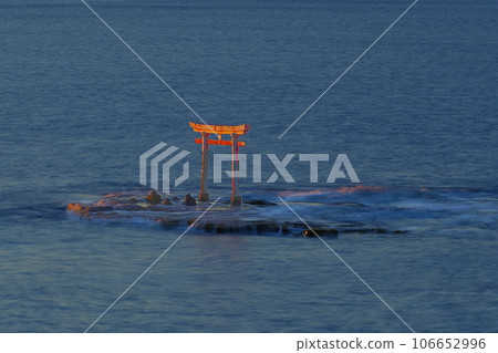 The torii gate of the former Tomisaki Shrine shines vermilion in the setting sun The torii gate of the former Tomisaki Shrine shines vermilion in the setting sun 106652996