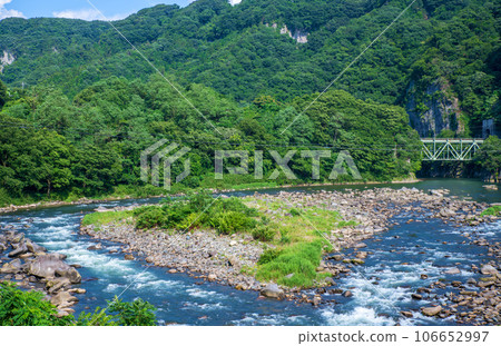 從 17 號國道看綾戶附近的利根川上越線鐵路橋 從 17 號國道看綾戶附近的利根川上越線鐵路橋 106652997