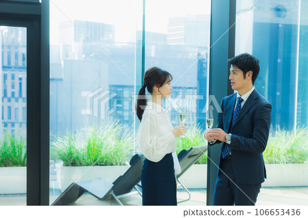 Cheers couple Cheers couple 106653436